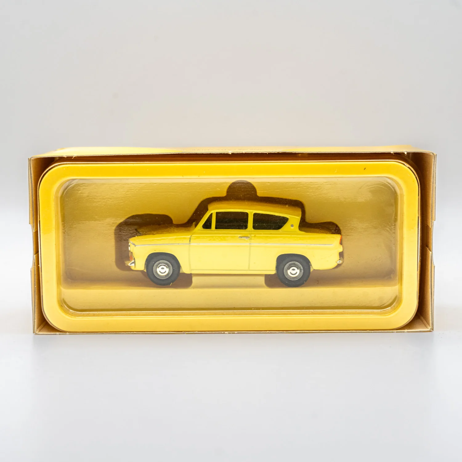 Vanguards 1:43 Ford Anglia 'Yellow' - Image 4